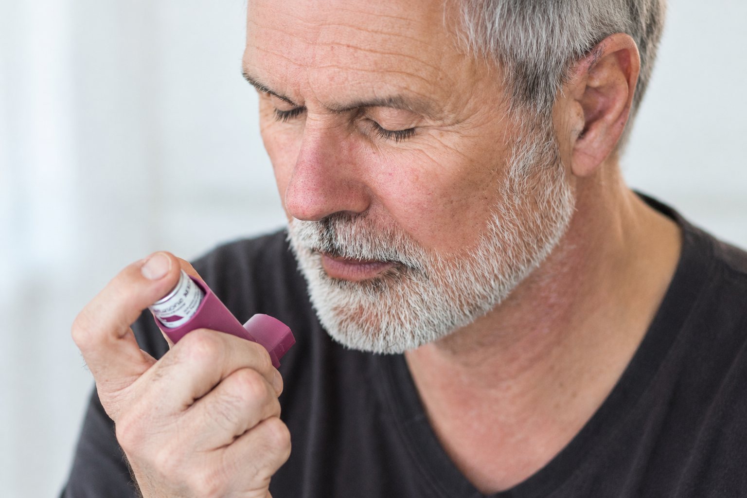 Beratung eines COPD‑Patienten am HV‑Tisch zur Inhalationstechnik
