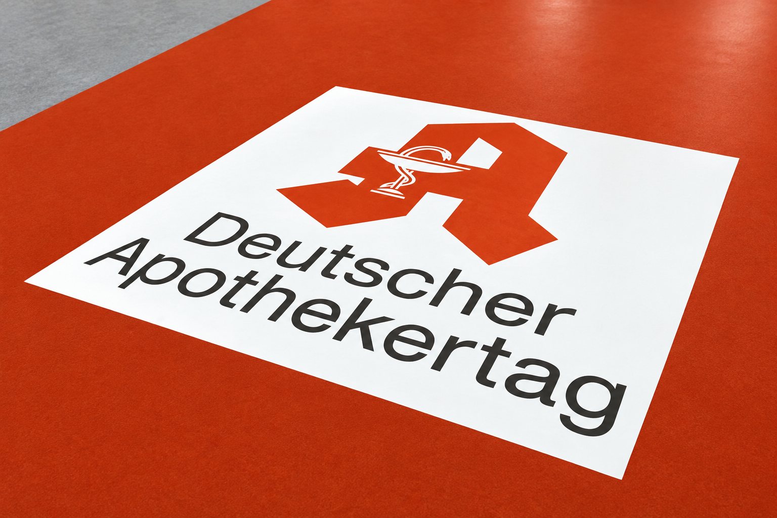 Podium und Publikumsbänke beim Deutschen Apothekertag, Diskussion zur Versandapotheken‑Debatte